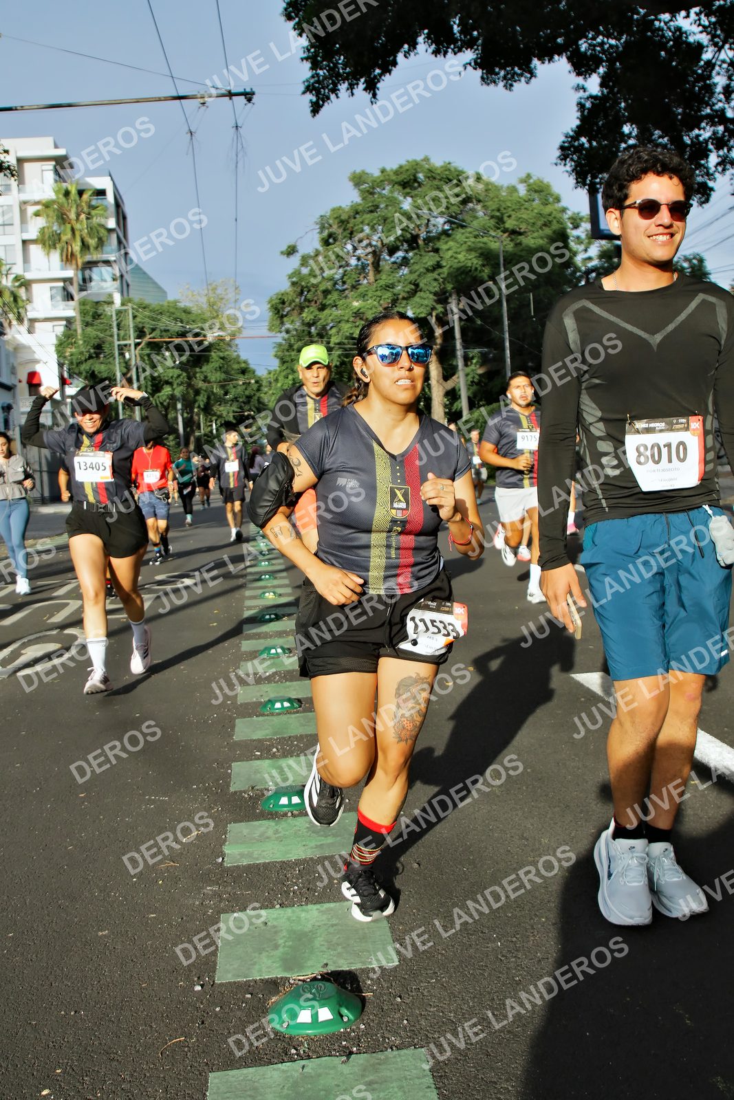 Foto de la X Carrera Leones Negros Red Cola 2026 en Rectoría General de la UdeG, Av. Juárez 976 (meta en Av. Enrique Díaz de León y Pedro Moreno), Guadalajara a las 07:58 · dorsal 8010, 13405, 9175, 11533