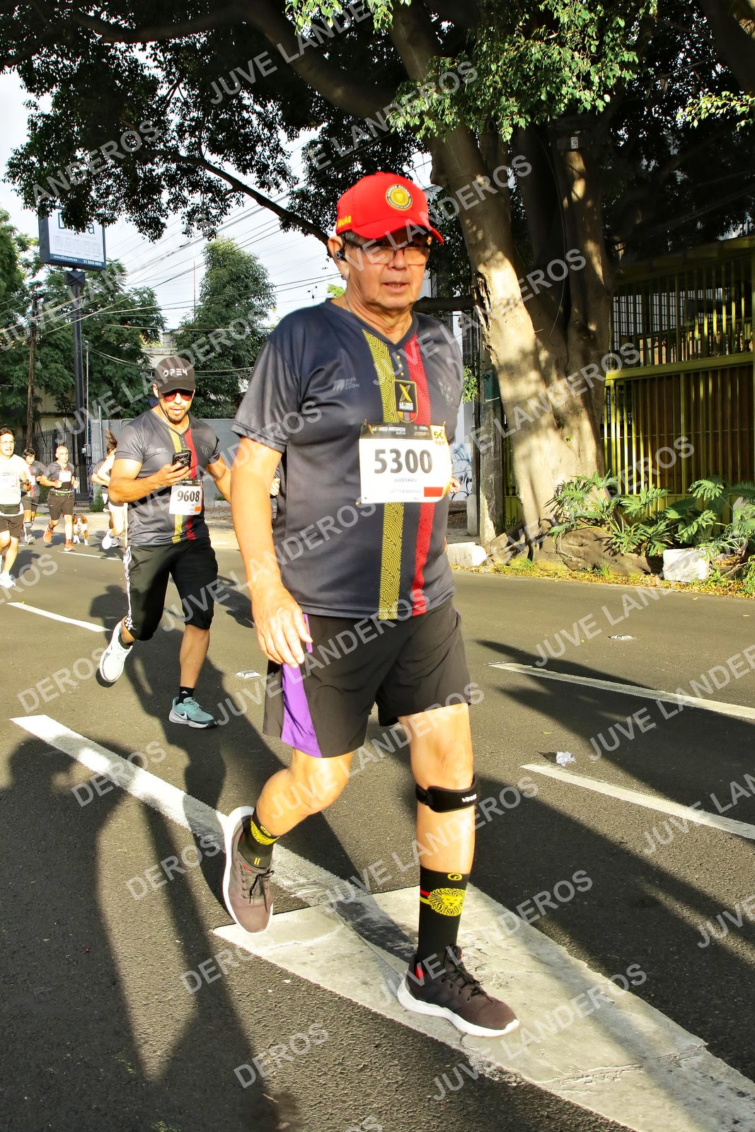 Foto de la X Carrera Leones Negros Red Cola 2026 en Rectoría General de la UdeG, Av. Juárez 976 (meta en Av. Enrique Díaz de León y Pedro Moreno), Guadalajara a las 07:43 · dorsal 5300, 9608