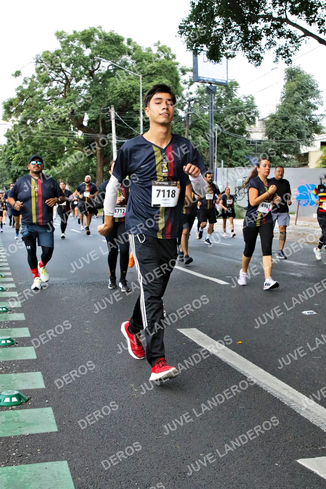 Foto de la X Carrera Leones Negros Red Cola 2026 en Rectoría General de la UdeG, Av. Juárez 976 (meta en Av. Enrique Díaz de León y Pedro Moreno), Guadalajara a las 05:11 · dorsal 7118, 4983, 4712, 1726