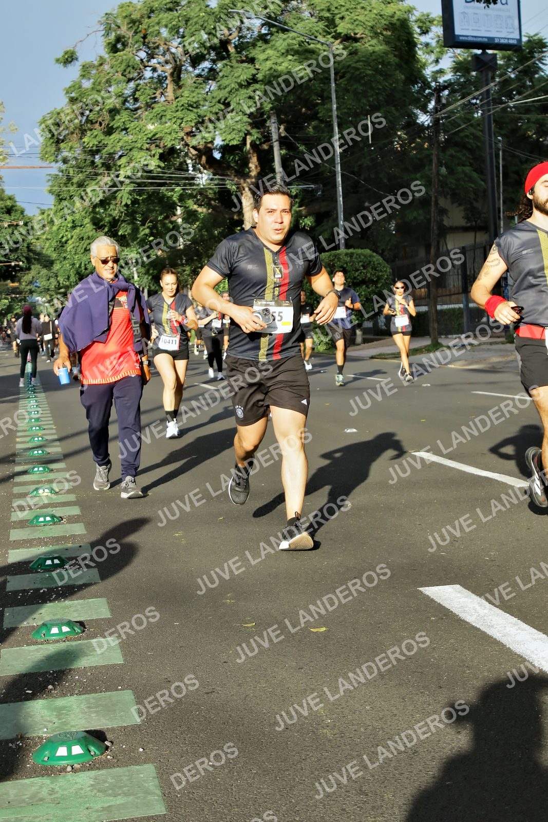 Foto de la X Carrera Leones Negros Red Cola 2026 en Rectoría General de la UdeG, Av. Juárez 976 (meta en Av. Enrique Díaz de León y Pedro Moreno), Guadalajara a las 07:55 · dorsal 55, 10411