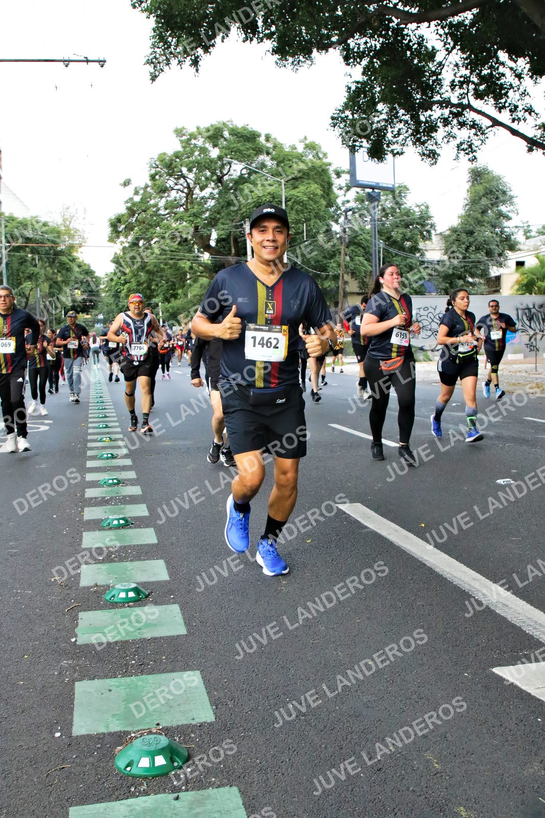 Foto de la X Carrera Leones Negros Red Cola 2026 en Rectoría General de la UdeG, Av. Juárez 976 (meta en Av. Enrique Díaz de León y Pedro Moreno), Guadalajara a las 05:12 · dorsal 1462, 69, 6159, 7704