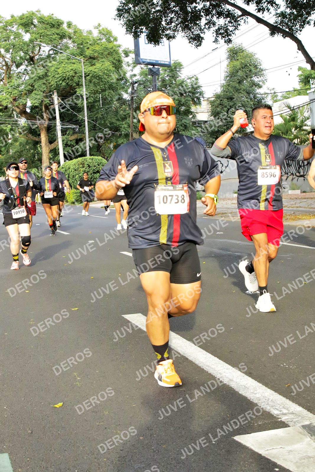 Foto de la X Carrera Leones Negros Red Cola 2026 en Rectoría General de la UdeG, Av. Juárez 976 (meta en Av. Enrique Díaz de León y Pedro Moreno), Guadalajara a las 08:05 · dorsal 10738, 8596, 10950