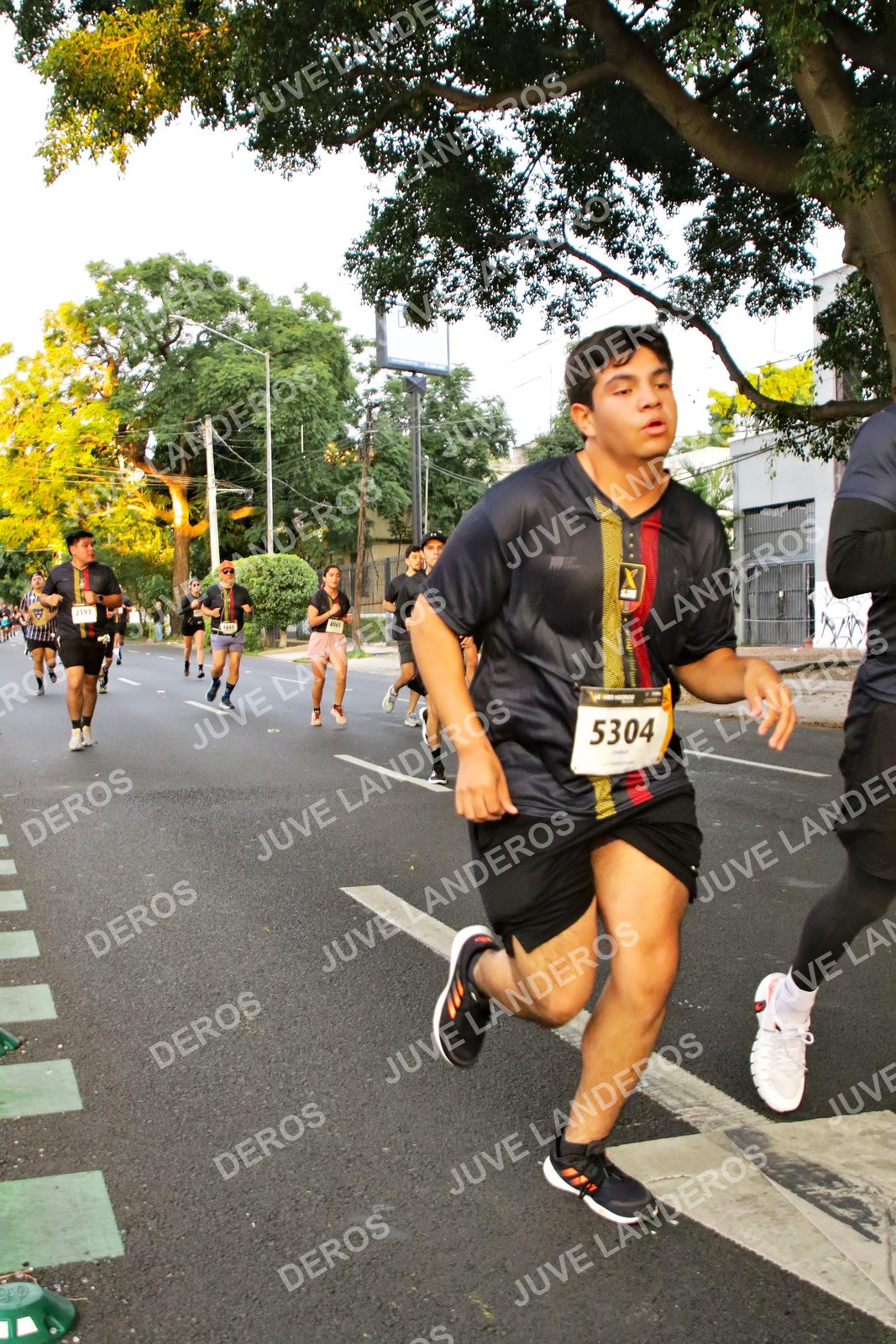 Foto de la X Carrera Leones Negros Red Cola 2026 en Rectoría General de la UdeG, Av. Juárez 976 (meta en Av. Enrique Díaz de León y Pedro Moreno), Guadalajara a las 05:01 · dorsal 5304