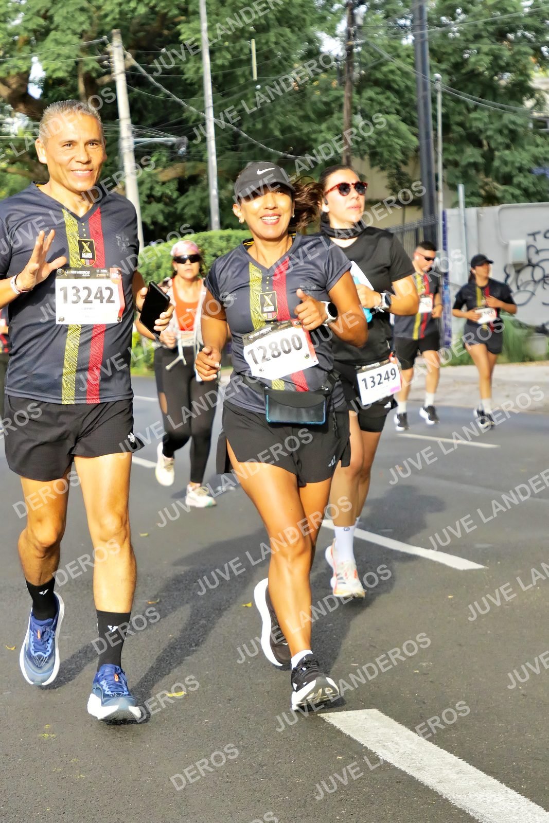 Foto de la X Carrera Leones Negros Red Cola 2026 en Rectoría General de la UdeG, Av. Juárez 976 (meta en Av. Enrique Díaz de León y Pedro Moreno), Guadalajara a las 08:05 · dorsal 13242, 12800, 13249