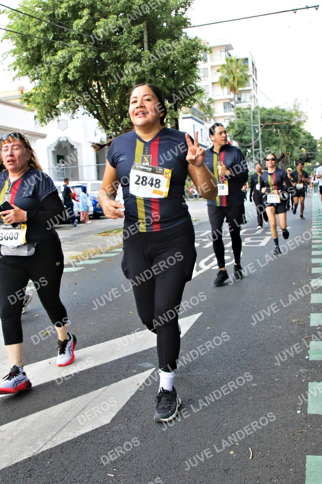 Foto de la X Carrera Leones Negros Red Cola 2026 en Rectoría General de la UdeG, Av. Juárez 976 (meta en Av. Enrique Díaz de León y Pedro Moreno), Guadalajara a las 05:13 · dorsal 2848, 70, 1313, 3600