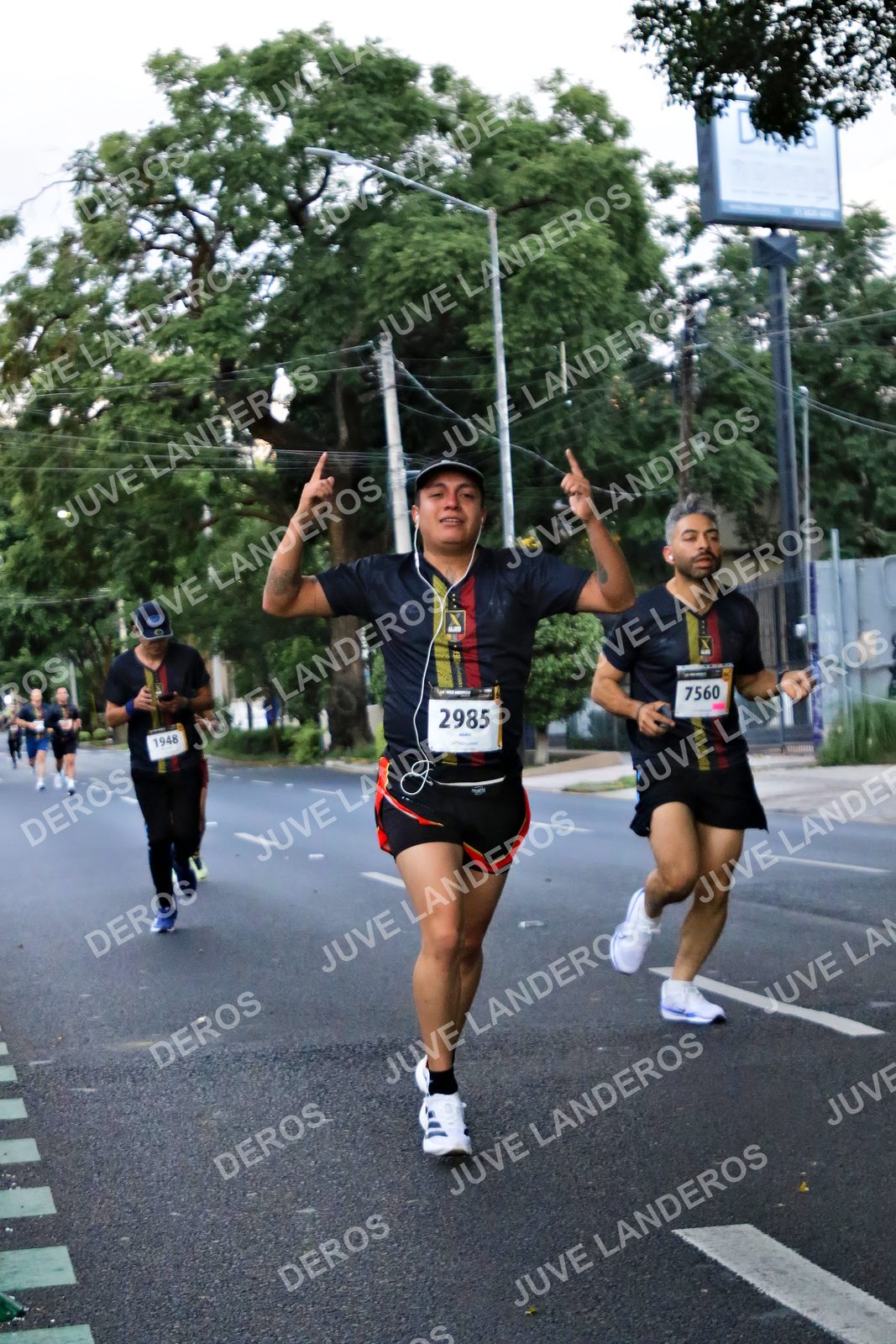 Foto de la X Carrera Leones Negros Red Cola 2026 en Rectoría General de la UdeG, Av. Juárez 976 (meta en Av. Enrique Díaz de León y Pedro Moreno), Guadalajara a las 04:56 · dorsal 2985, 7560, 1948