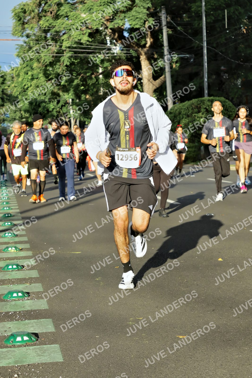 Foto de la X Carrera Leones Negros Red Cola 2026 en Rectoría General de la UdeG, Av. Juárez 976 (meta en Av. Enrique Díaz de León y Pedro Moreno), Guadalajara a las 07:49 · dorsal 12956