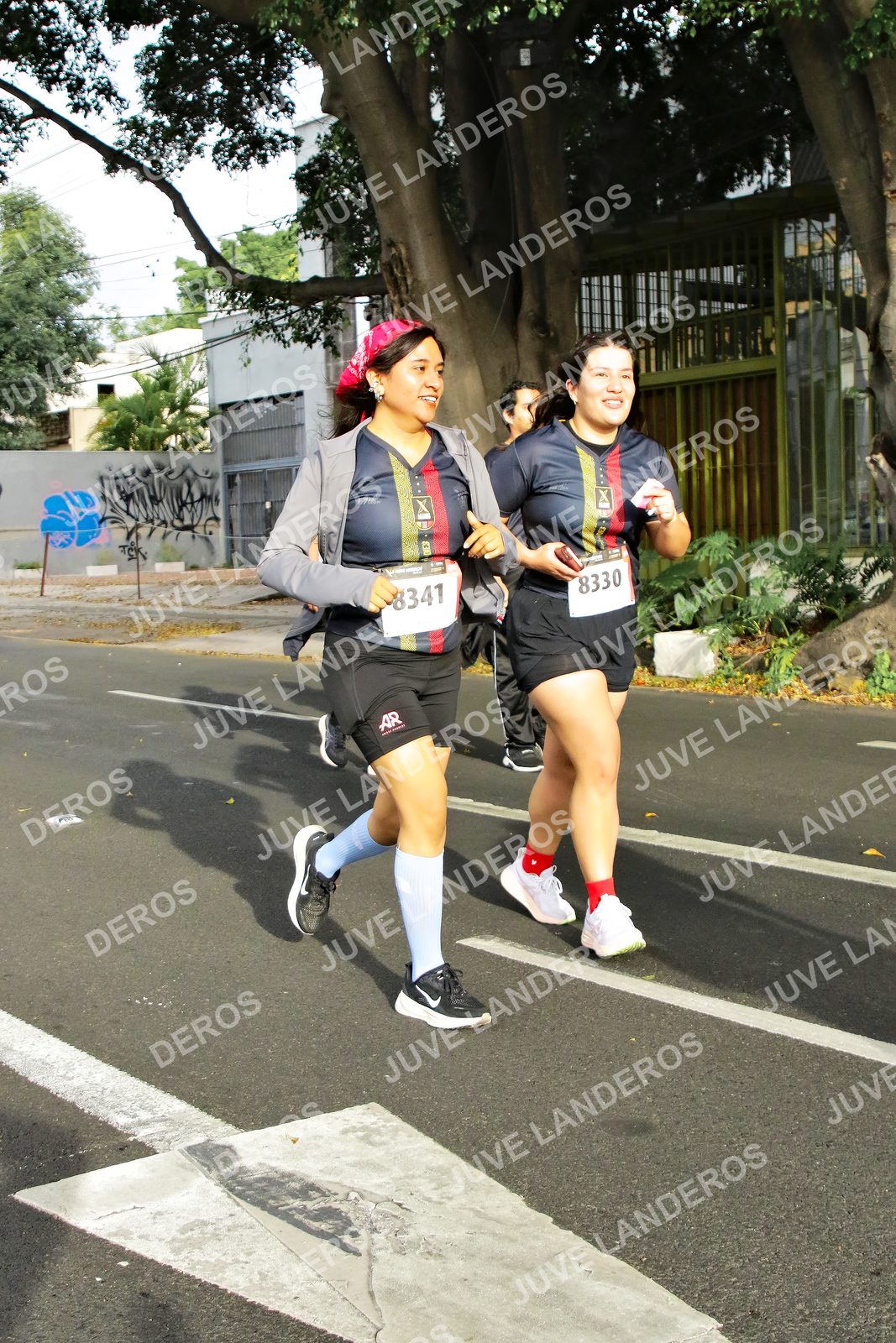 Foto de la X Carrera Leones Negros Red Cola 2026 en Rectoría General de la UdeG, Av. Juárez 976 (meta en Av. Enrique Díaz de León y Pedro Moreno), Guadalajara a las 08:11 · dorsal 8330, 8341