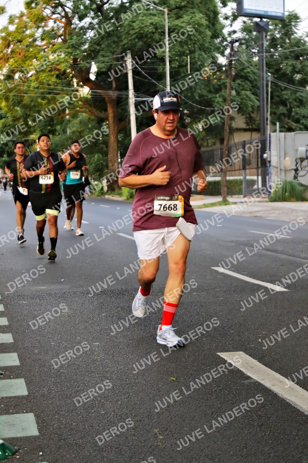 Foto de la X Carrera Leones Negros Red Cola 2026 en Rectoría General de la UdeG, Av. Juárez 976 (meta en Av. Enrique Díaz de León y Pedro Moreno), Guadalajara a las 04:59 · dorsal 7668, 6214, 7598