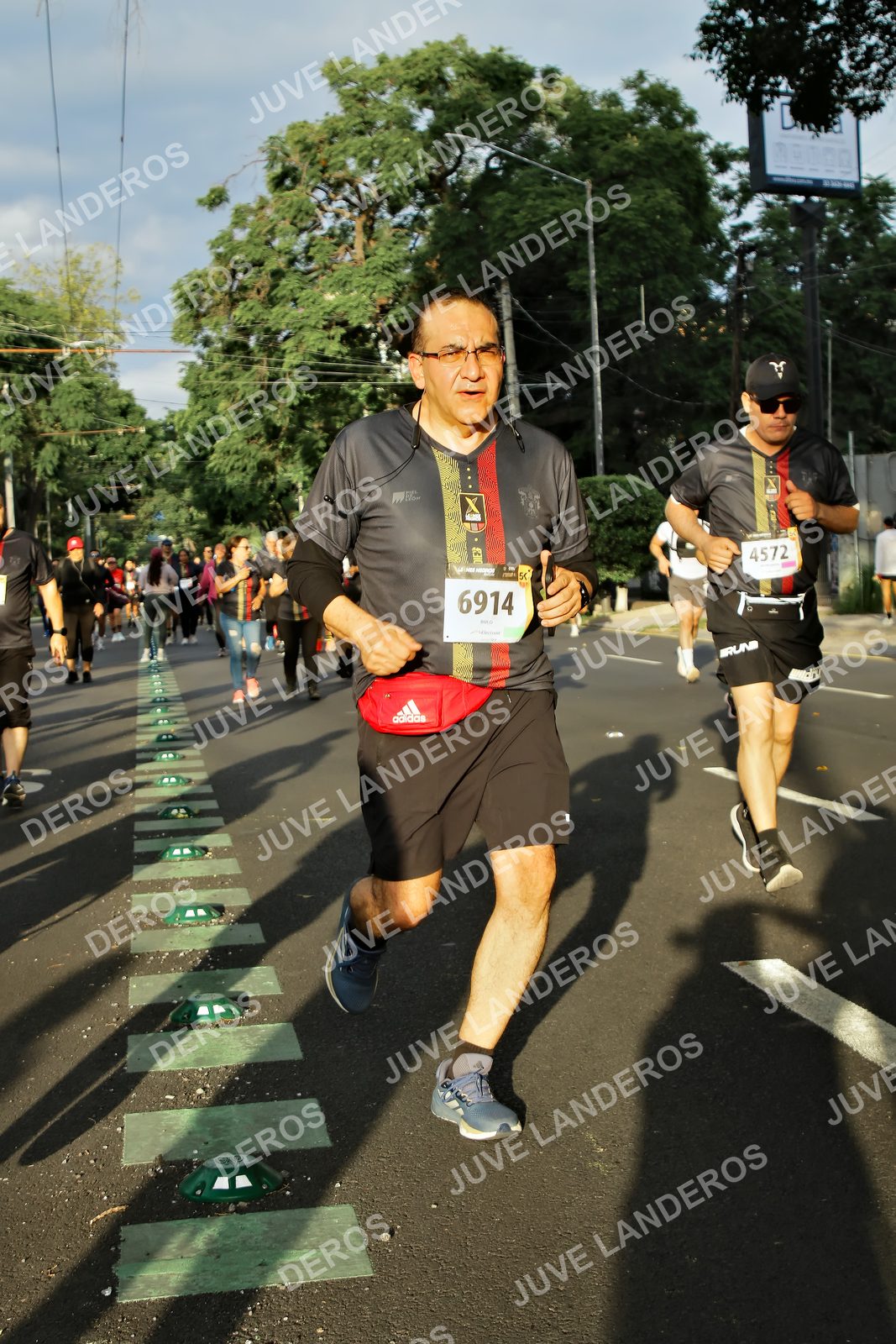 Foto de la X Carrera Leones Negros Red Cola 2026 en Rectoría General de la UdeG, Av. Juárez 976 (meta en Av. Enrique Díaz de León y Pedro Moreno), Guadalajara a las 07:32 · dorsal 6914, 4572, 50