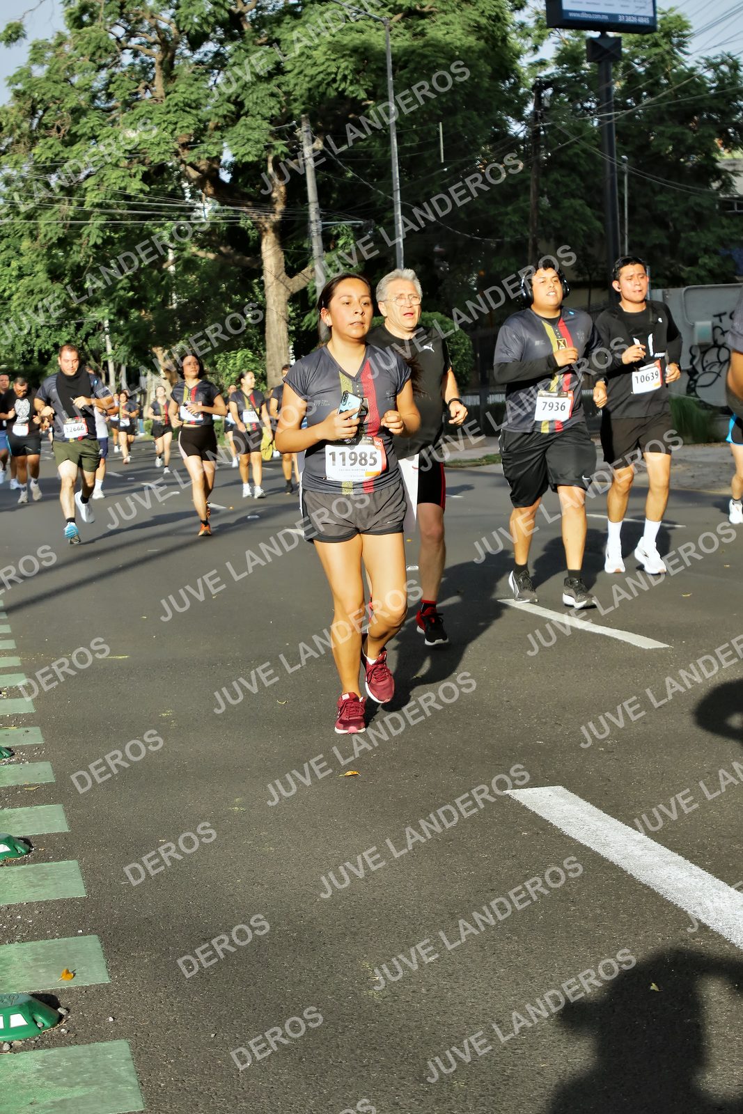 Foto de la X Carrera Leones Negros Red Cola 2026 en Rectoría General de la UdeG, Av. Juárez 976 (meta en Av. Enrique Díaz de León y Pedro Moreno), Guadalajara a las 08:00 · dorsal 11985, 7936, 10639