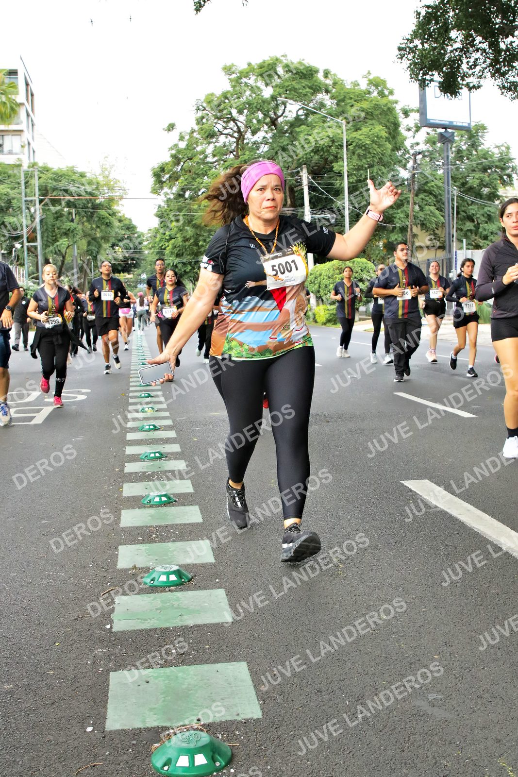 Foto de la X Carrera Leones Negros Red Cola 2026 en Rectoría General de la UdeG, Av. Juárez 976 (meta en Av. Enrique Díaz de León y Pedro Moreno), Guadalajara a las 07:17 · dorsal 5001, 7263, 1298