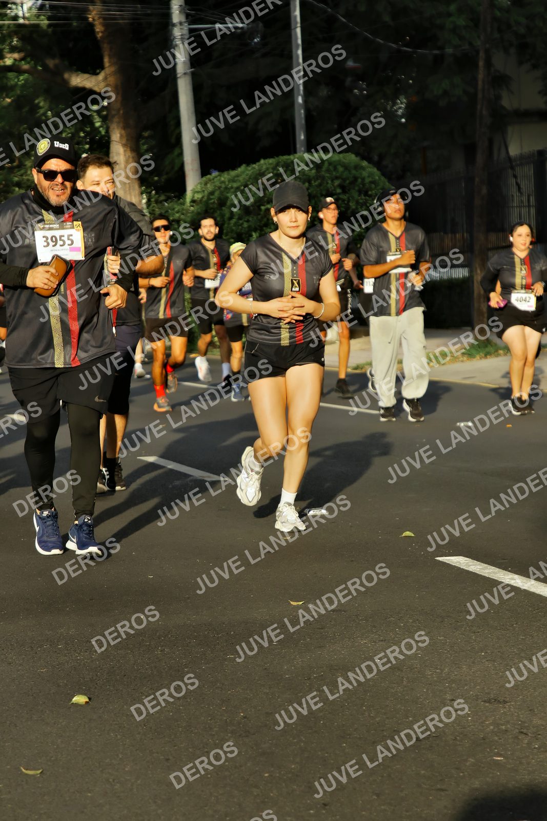 Foto de la X Carrera Leones Negros Red Cola 2026 en Rectoría General de la UdeG, Av. Juárez 976 (meta en Av. Enrique Díaz de León y Pedro Moreno), Guadalajara a las 07:36 · dorsal 3955, 4042