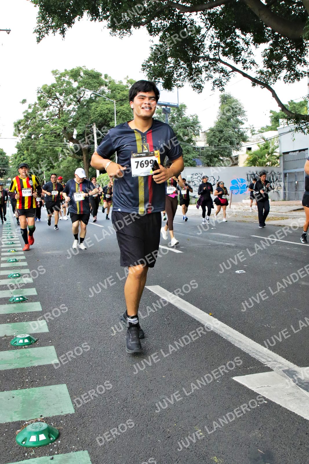 Foto de la X Carrera Leones Negros Red Cola 2026 en Rectoría General de la UdeG, Av. Juárez 976 (meta en Av. Enrique Díaz de León y Pedro Moreno), Guadalajara a las 07:14 · dorsal 12736, 7699, 529, 9982