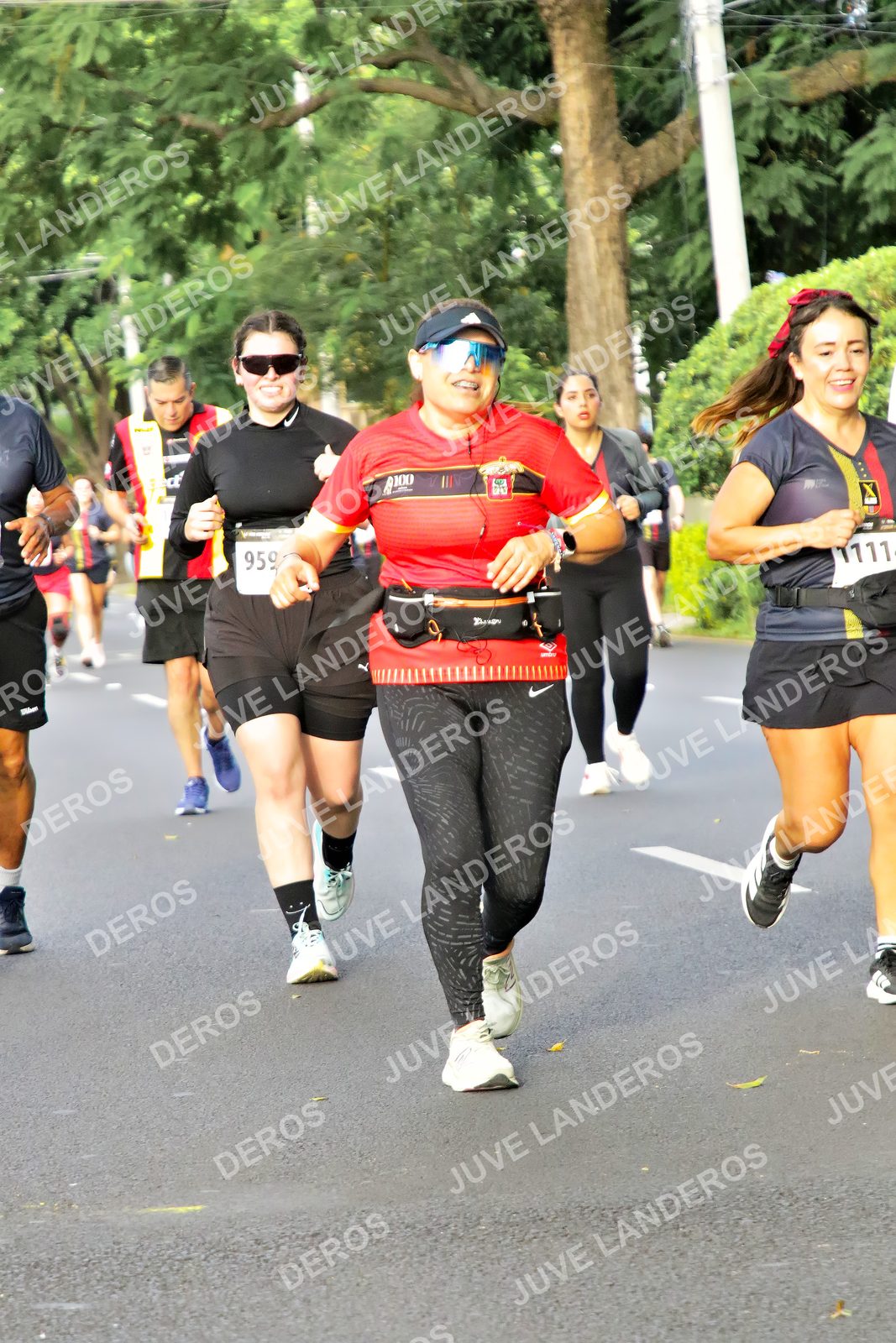 Foto de la X Carrera Leones Negros Red Cola 2026 en Rectoría General de la UdeG, Av. Juárez 976 (meta en Av. Enrique Díaz de León y Pedro Moreno), Guadalajara a las 08:07 · dorsal 959, 100, 1111