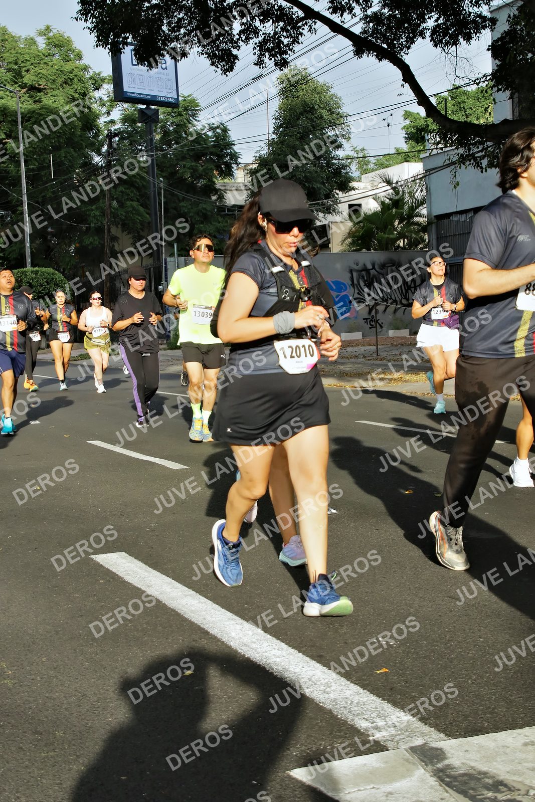 Foto de la X Carrera Leones Negros Red Cola 2026 en Rectoría General de la UdeG, Av. Juárez 976 (meta en Av. Enrique Díaz de León y Pedro Moreno), Guadalajara a las 08:01 · dorsal 13039, 12010, 1239