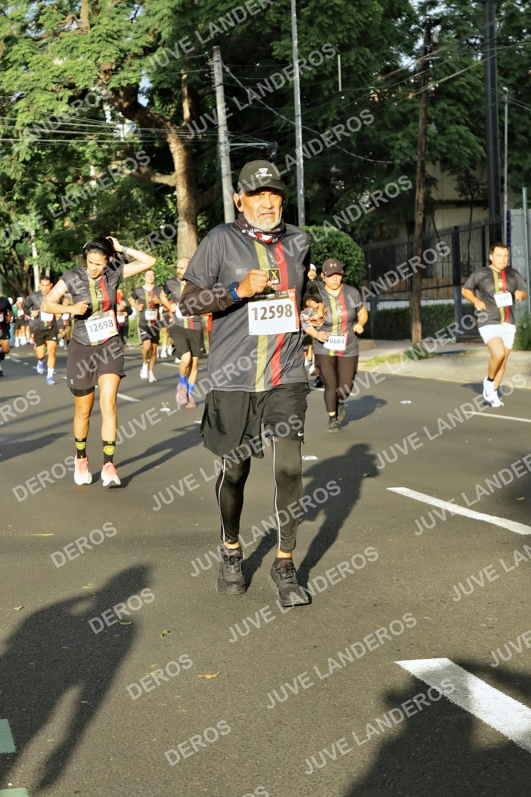 Foto de la X Carrera Leones Negros Red Cola 2026 en Rectoría General de la UdeG, Av. Juárez 976 (meta en Av. Enrique Díaz de León y Pedro Moreno), Guadalajara a las 07:39 · dorsal 12598, 684, 12698