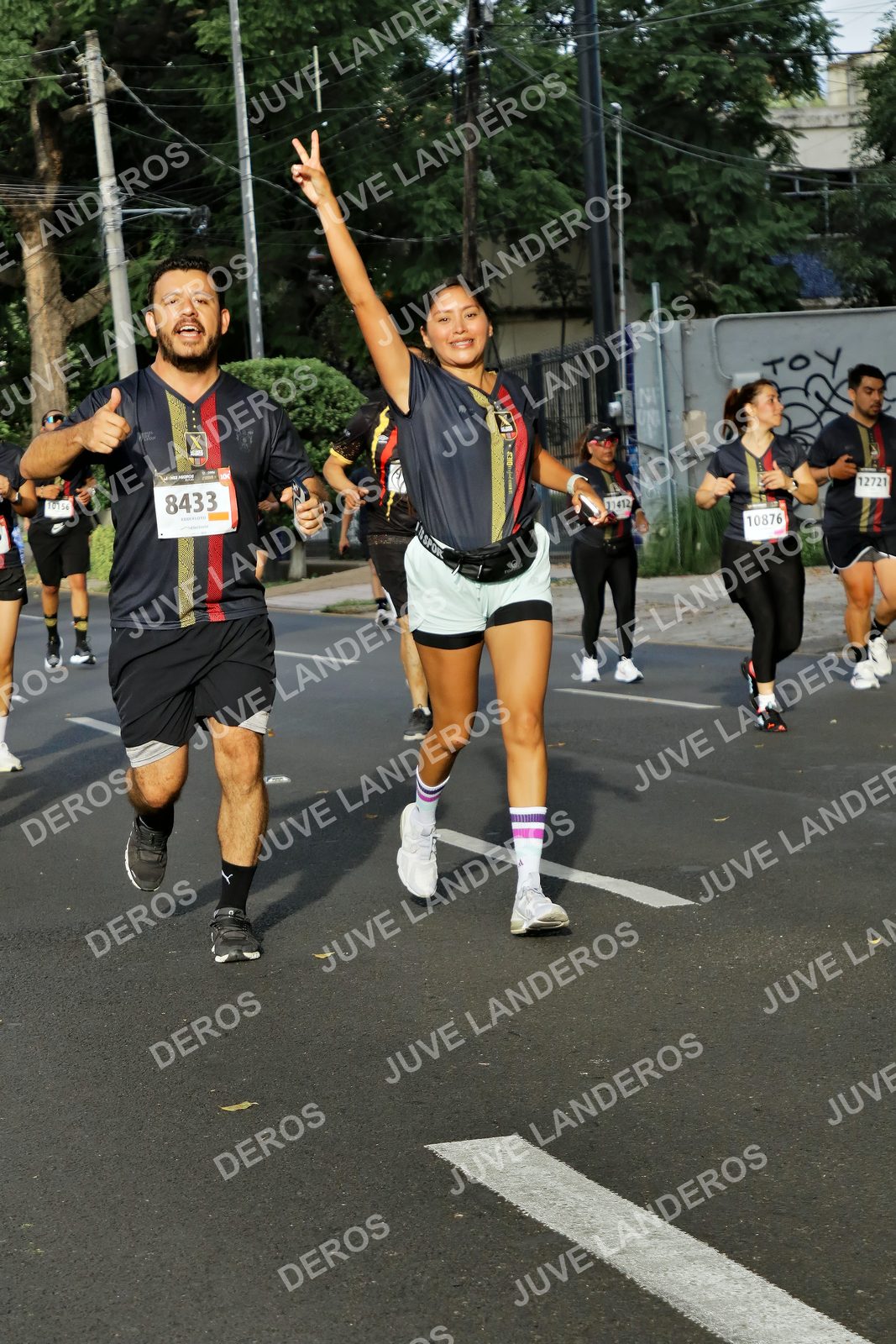 Foto de la X Carrera Leones Negros Red Cola 2026 en Rectoría General de la UdeG, Av. Juárez 976 (meta en Av. Enrique Díaz de León y Pedro Moreno), Guadalajara a las 08:03 · dorsal 8433, 12721, 10876, 11412