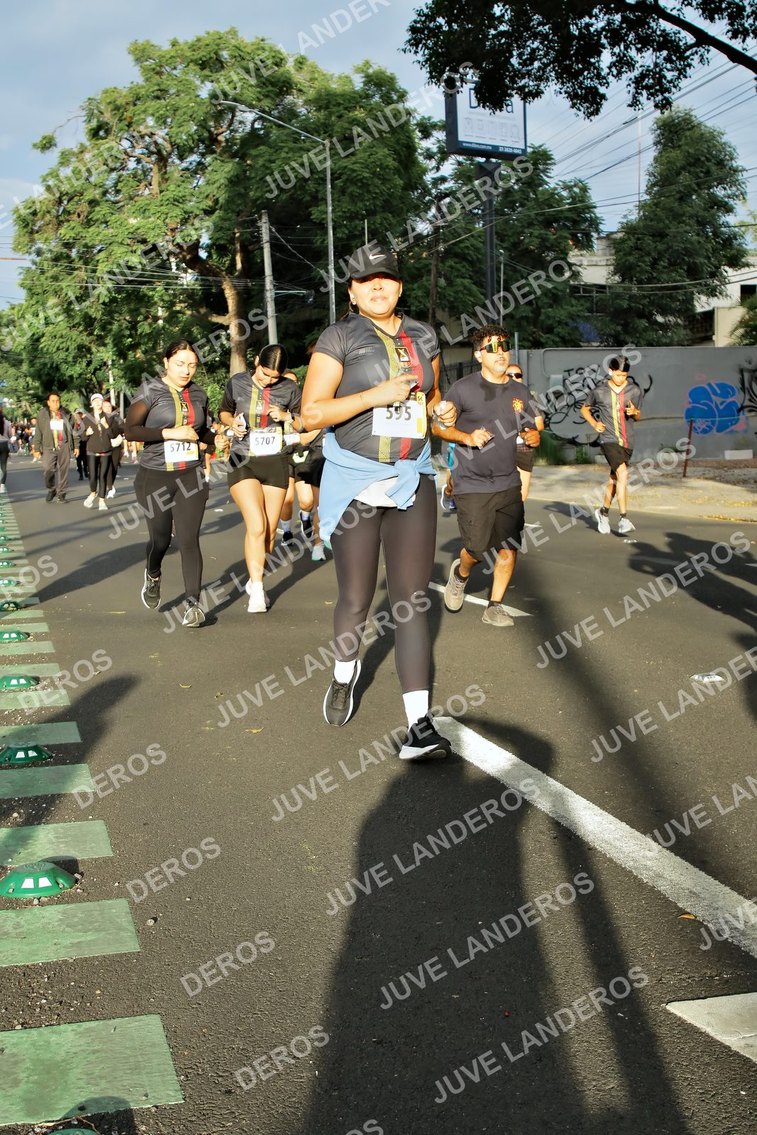 Foto de la X Carrera Leones Negros Red Cola 2026 en Rectoría General de la UdeG, Av. Juárez 976 (meta en Av. Enrique Díaz de León y Pedro Moreno), Guadalajara a las 07:39 · dorsal 595, 5712, 5707