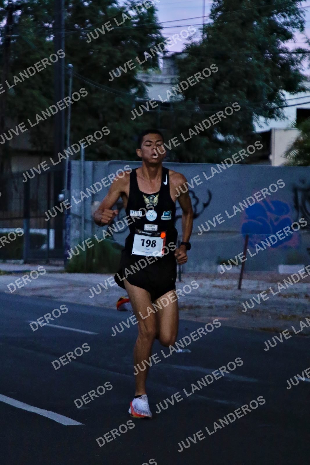 Foto de la X Carrera Leones Negros Red Cola 2026 en Rectoría General de la UdeG, Av. Juárez 976 (meta en Av. Enrique Díaz de León y Pedro Moreno), Guadalajara a las 04:47 · dorsal 198
