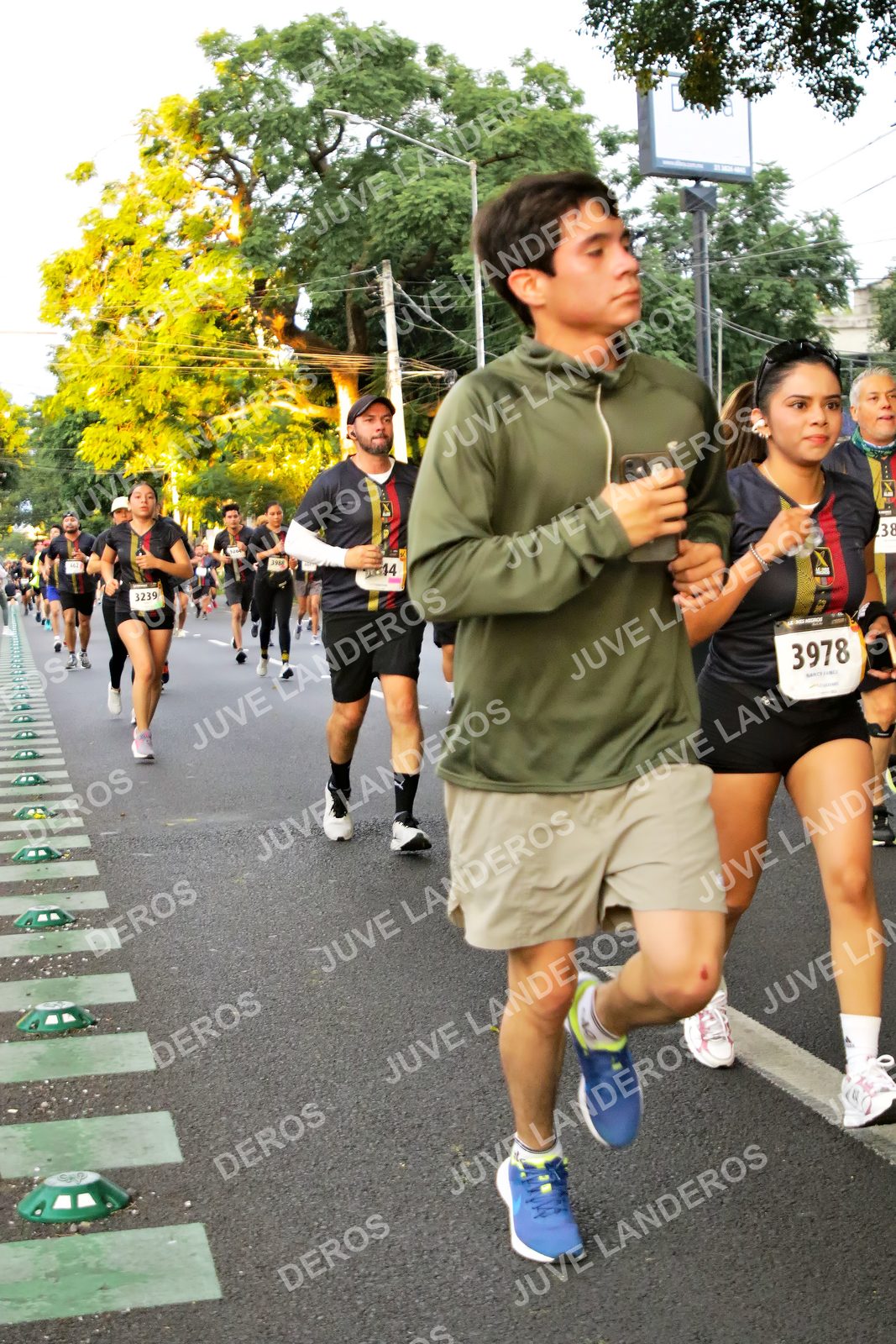 Foto de la X Carrera Leones Negros Red Cola 2026 en Rectoría General de la UdeG, Av. Juárez 976 (meta en Av. Enrique Díaz de León y Pedro Moreno), Guadalajara a las 05:02 · dorsal 3978, 3239, 14, 38