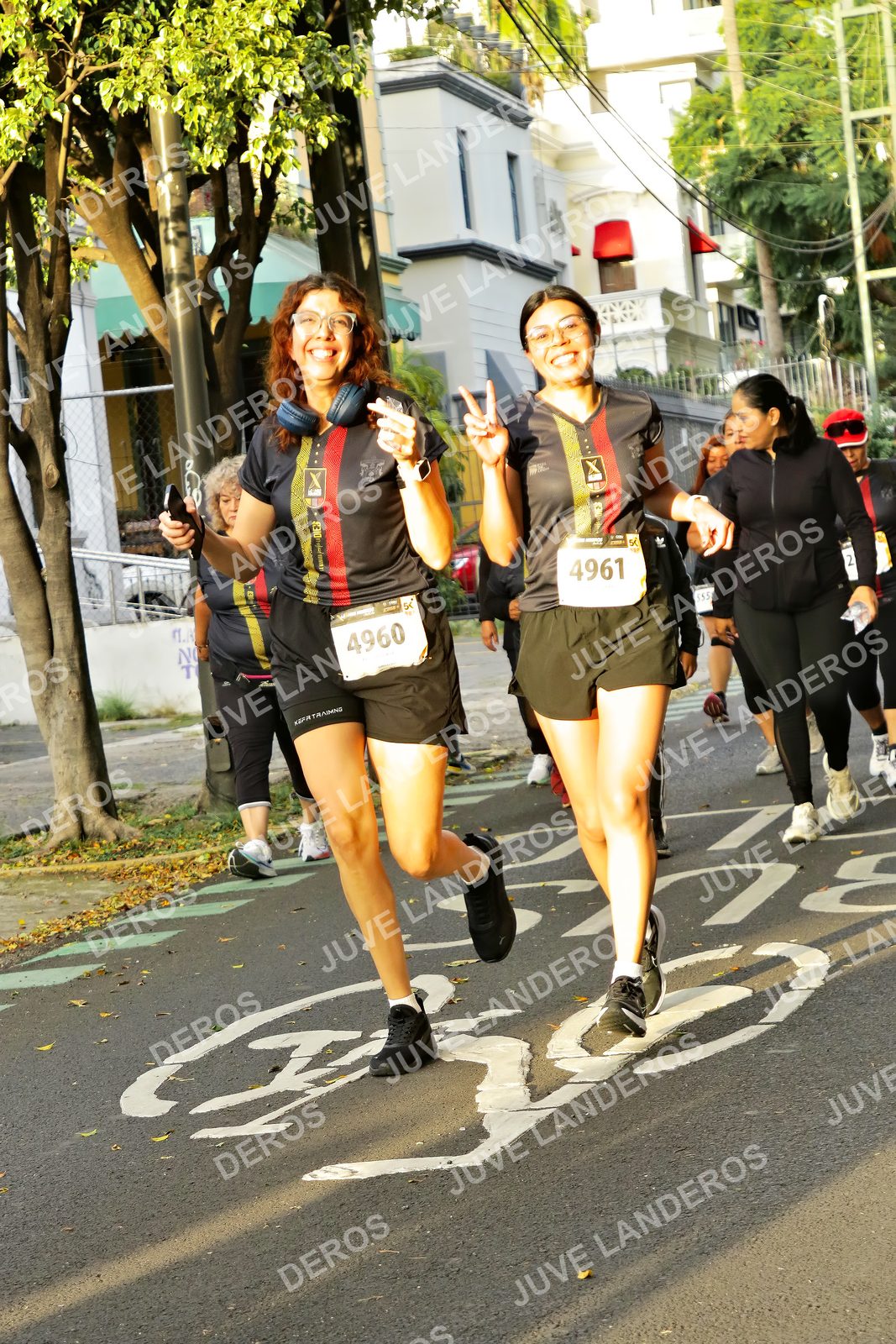 Foto de la X Carrera Leones Negros Red Cola 2026 en Rectoría General de la UdeG, Av. Juárez 976 (meta en Av. Enrique Díaz de León y Pedro Moreno), Guadalajara a las 07:24 · dorsal 4961, 4960