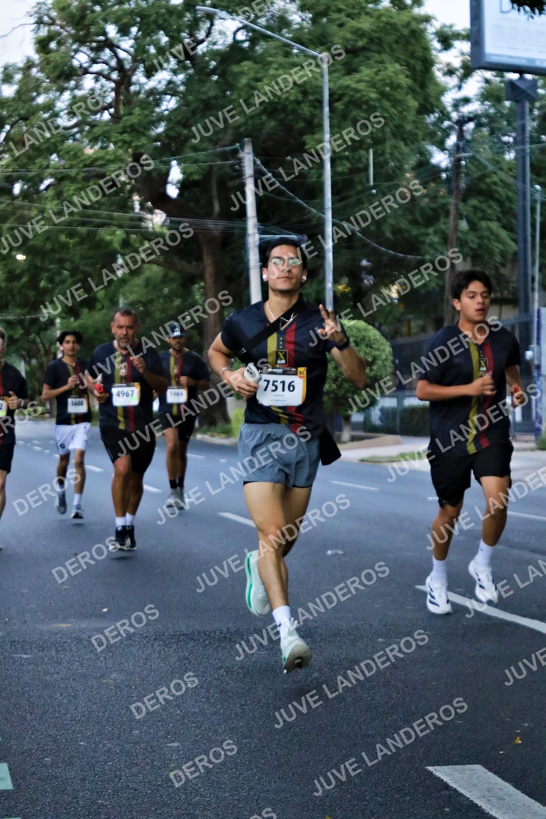 Foto de la X Carrera Leones Negros Red Cola 2026 en Rectoría General de la UdeG, Av. Juárez 976 (meta en Av. Enrique Díaz de León y Pedro Moreno), Guadalajara a las 04:55 · dorsal 7516, 4967, 1984, 1608