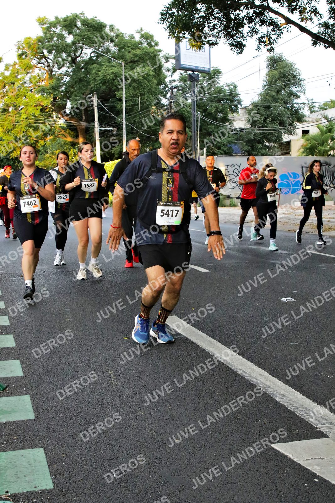 Foto de la X Carrera Leones Negros Red Cola 2026 en Rectoría General de la UdeG, Av. Juárez 976 (meta en Av. Enrique Díaz de León y Pedro Moreno), Guadalajara a las 05:06 · dorsal 5417, 1587, 7462, 2823
