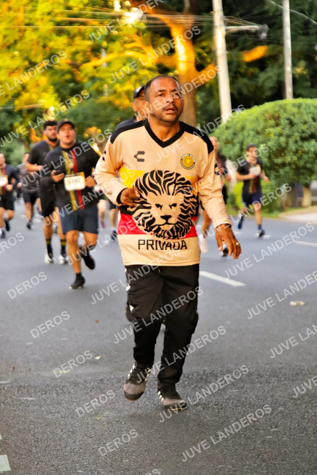 Foto de la X Carrera Leones Negros Red Cola 2026 en Rectoría General de la UdeG, Av. Juárez 976 (meta en Av. Enrique Díaz de León y Pedro Moreno), Guadalajara a las 05:00 · dorsal 5197