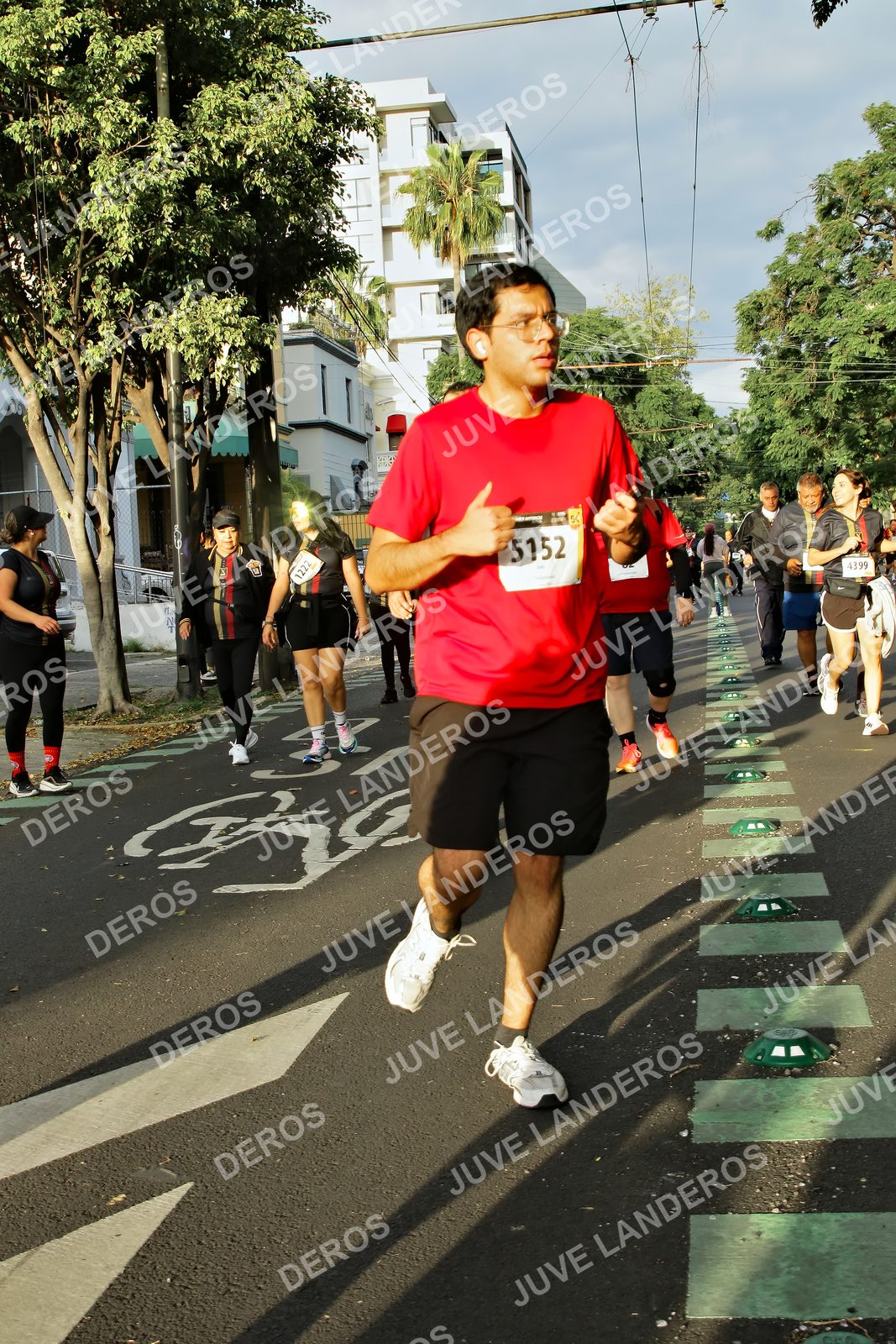 Foto de la X Carrera Leones Negros Red Cola 2026 en Rectoría General de la UdeG, Av. Juárez 976 (meta en Av. Enrique Díaz de León y Pedro Moreno), Guadalajara a las 07:31 · dorsal 5152, 4399, 1222