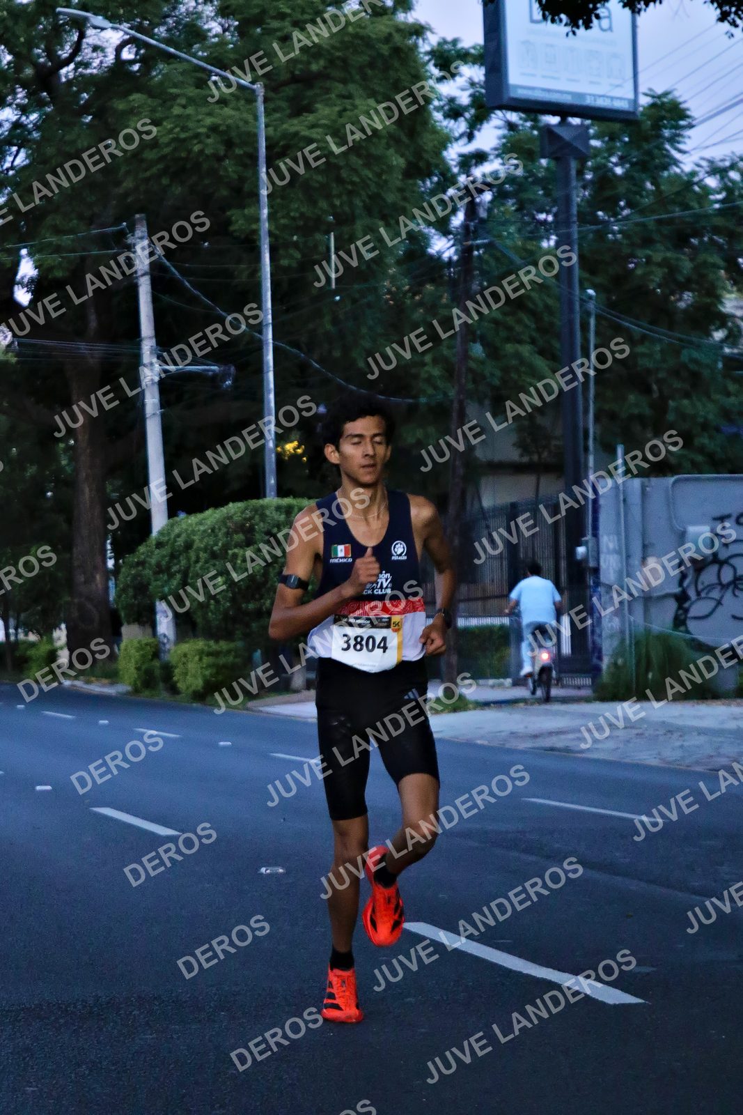 Foto de la X Carrera Leones Negros Red Cola 2026 en Rectoría General de la UdeG, Av. Juárez 976 (meta en Av. Enrique Díaz de León y Pedro Moreno), Guadalajara a las 04:49 · dorsal 3804