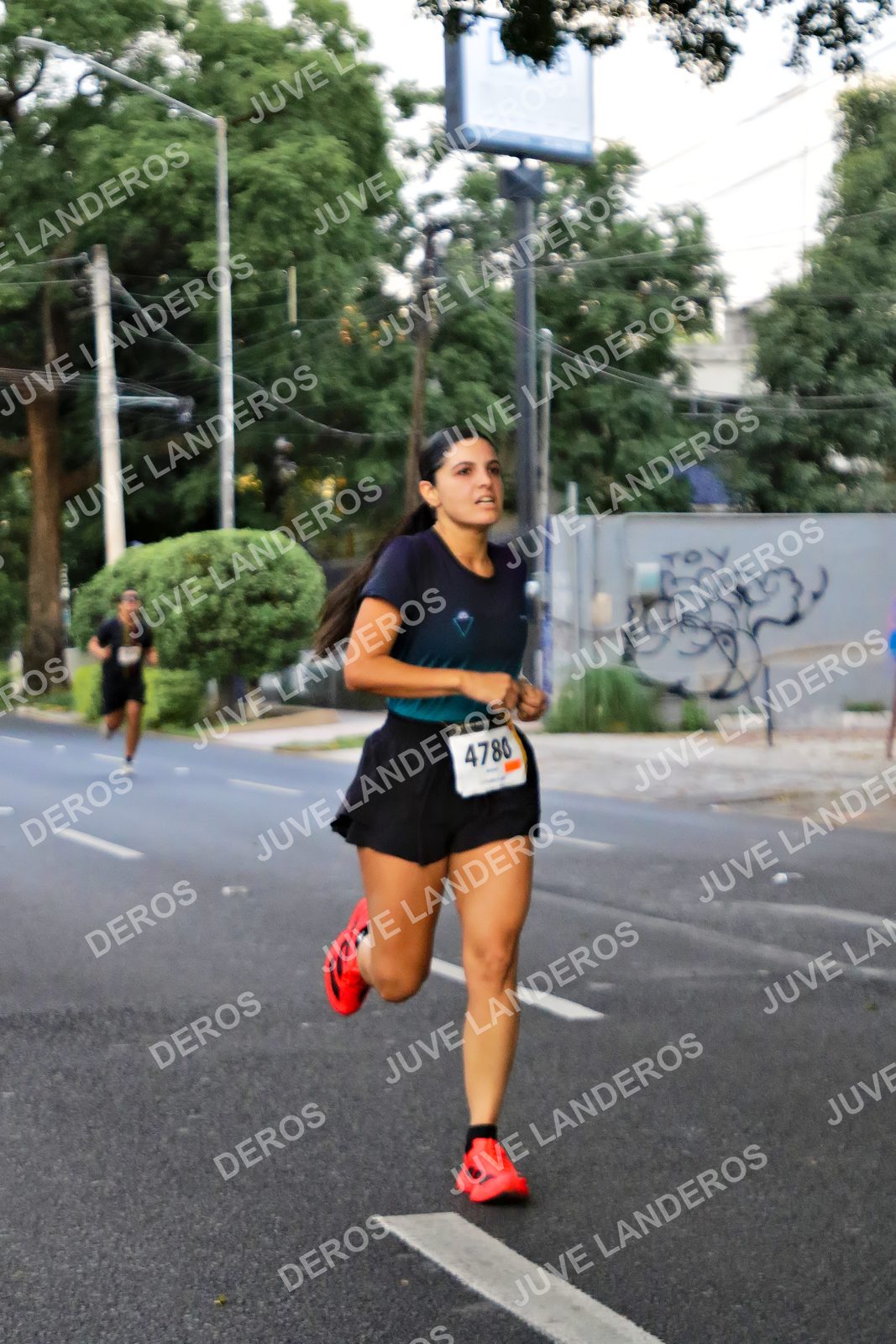 Foto de la X Carrera Leones Negros Red Cola 2026 en Rectoría General de la UdeG, Av. Juárez 976 (meta en Av. Enrique Díaz de León y Pedro Moreno), Guadalajara a las 04:58 · dorsal 4780