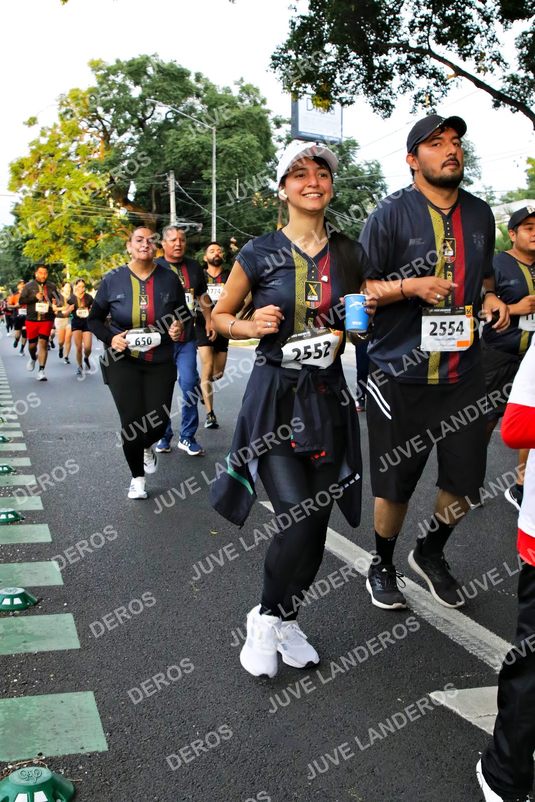 Foto de la X Carrera Leones Negros Red Cola 2026 en Rectoría General de la UdeG, Av. Juárez 976 (meta en Av. Enrique Díaz de León y Pedro Moreno), Guadalajara a las 05:07 · dorsal 2554, 650, 2552