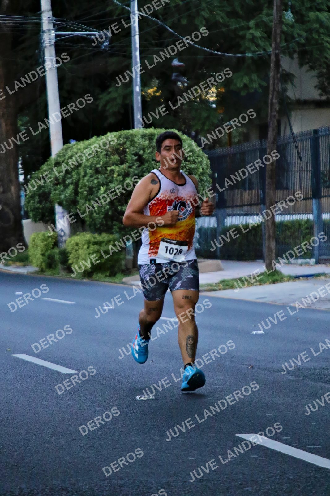 Foto de la X Carrera Leones Negros Red Cola 2026 en Rectoría General de la UdeG, Av. Juárez 976 (meta en Av. Enrique Díaz de León y Pedro Moreno), Guadalajara a las 04:54 · dorsal 1028