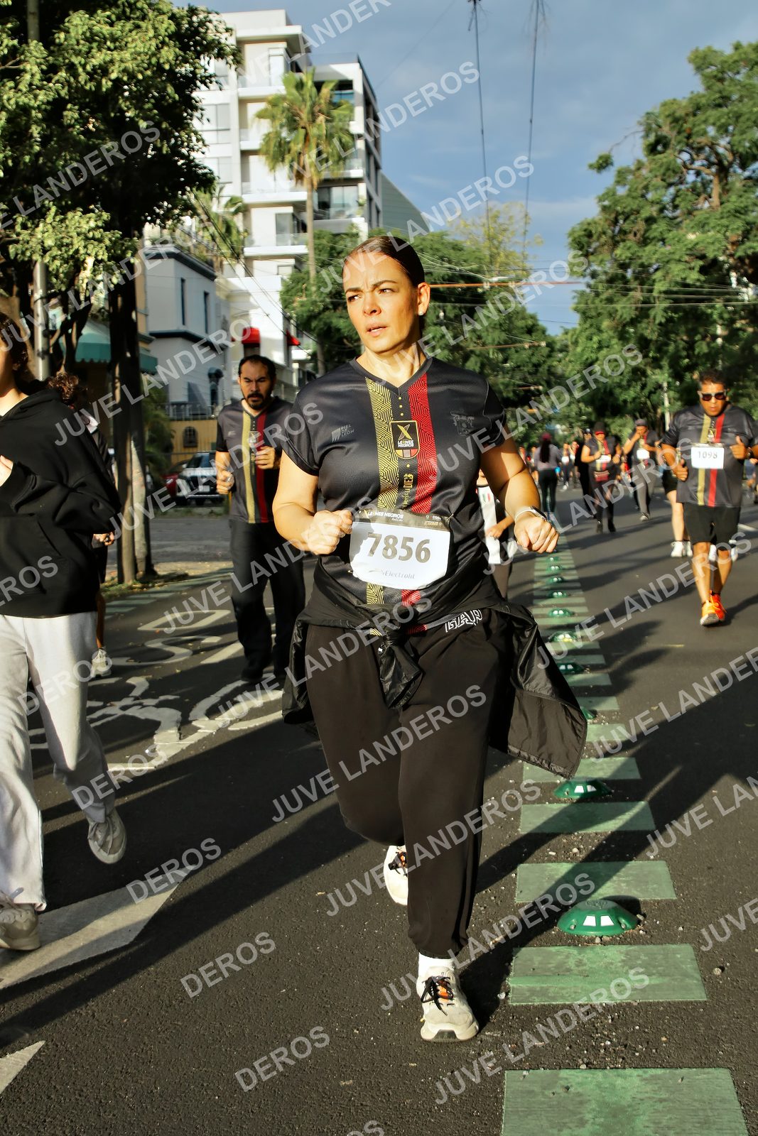 Foto de la X Carrera Leones Negros Red Cola 2026 en Rectoría General de la UdeG, Av. Juárez 976 (meta en Av. Enrique Díaz de León y Pedro Moreno), Guadalajara a las 07:40 · dorsal 7856, 1098