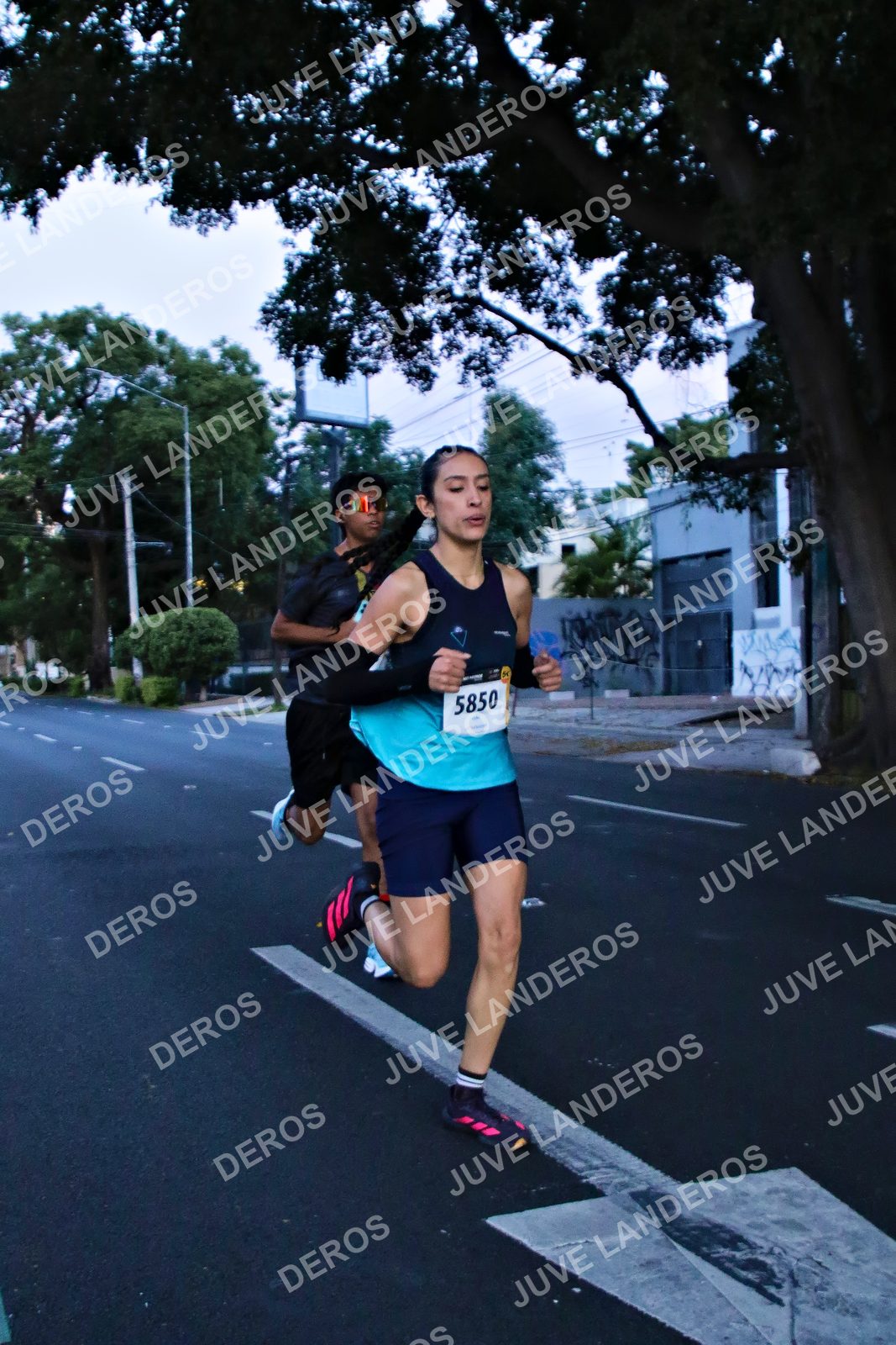 Foto de la X Carrera Leones Negros Red Cola 2026 en Rectoría General de la UdeG, Av. Juárez 976 (meta en Av. Enrique Díaz de León y Pedro Moreno), Guadalajara a las 04:51 · dorsal 5850