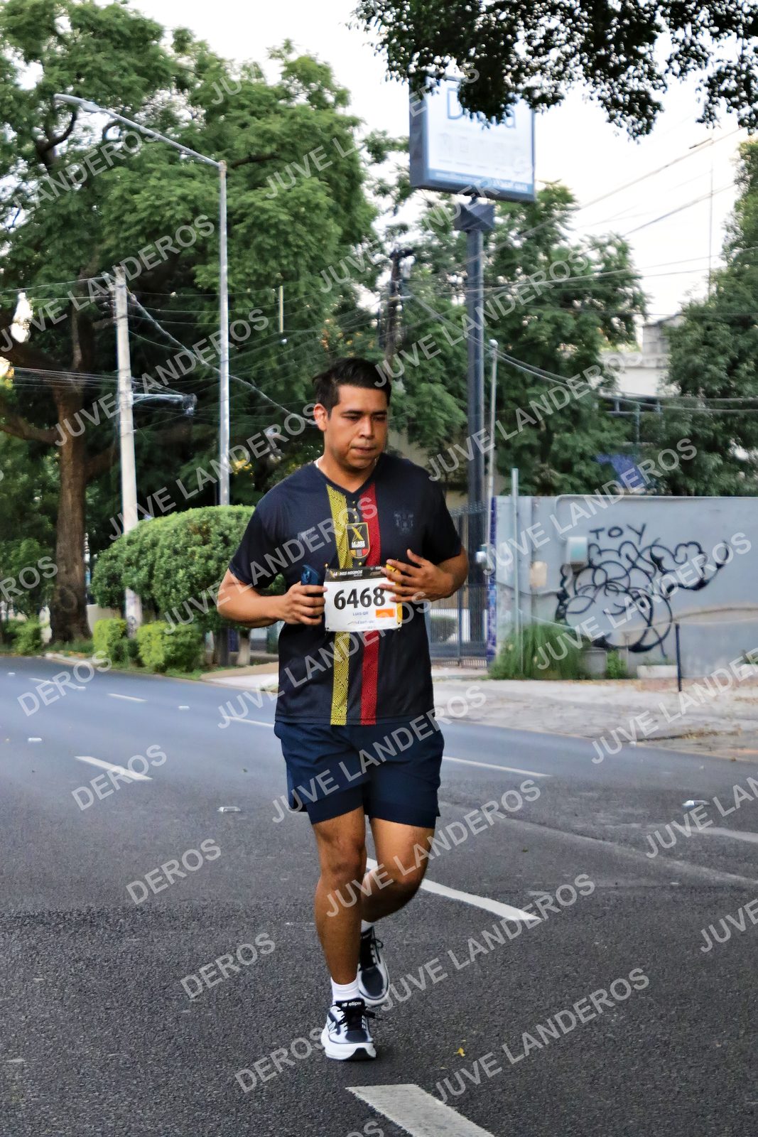 Foto de la X Carrera Leones Negros Red Cola 2026 en Rectoría General de la UdeG, Av. Juárez 976 (meta en Av. Enrique Díaz de León y Pedro Moreno), Guadalajara a las 04:57 · dorsal 6468
