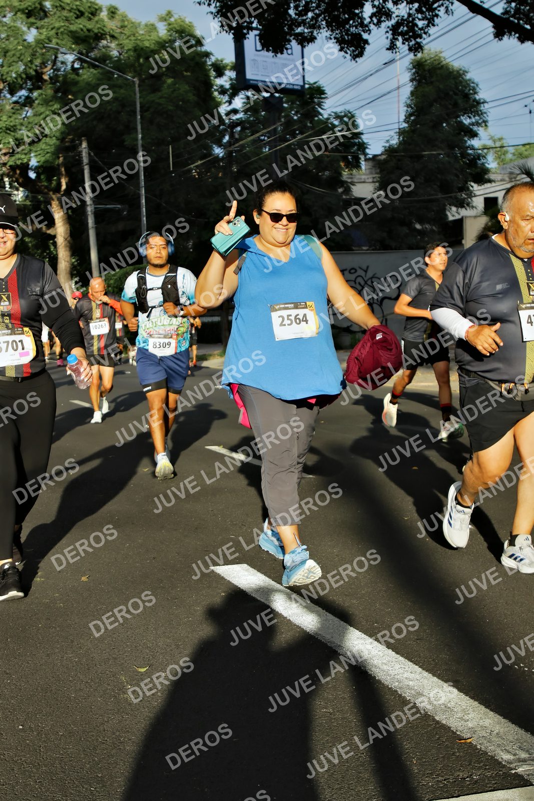 Foto de la X Carrera Leones Negros Red Cola 2026 en Rectoría General de la UdeG, Av. Juárez 976 (meta en Av. Enrique Díaz de León y Pedro Moreno), Guadalajara a las 07:43 · dorsal 2564, 8309, 701