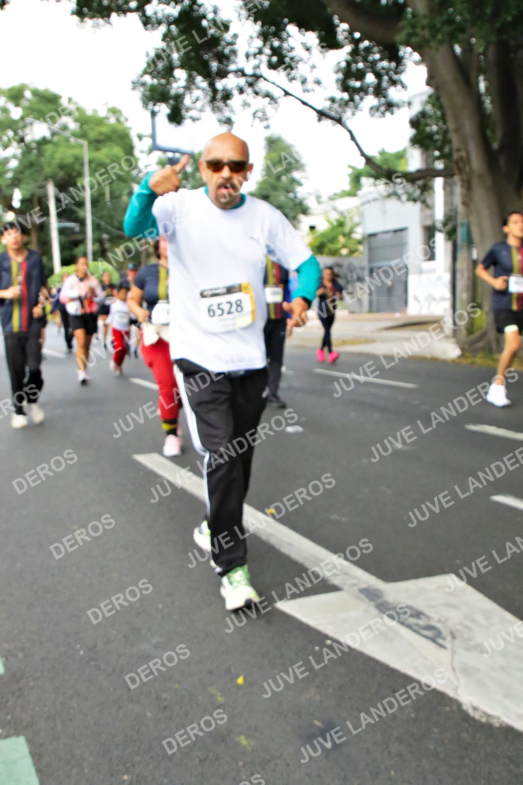 Foto de la X Carrera Leones Negros Red Cola 2026 en Rectoría General de la UdeG, Av. Juárez 976 (meta en Av. Enrique Díaz de León y Pedro Moreno), Guadalajara a las 07:16 · dorsal 6528