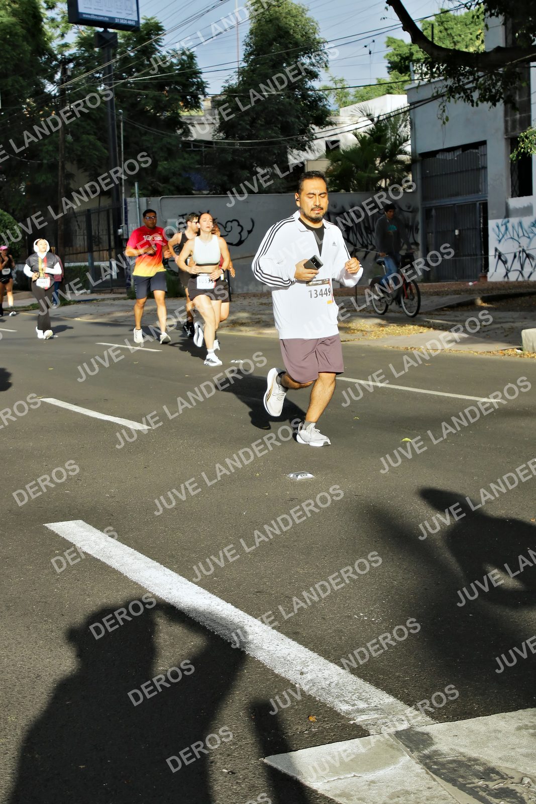 Foto de la X Carrera Leones Negros Red Cola 2026 en Rectoría General de la UdeG, Av. Juárez 976 (meta en Av. Enrique Díaz de León y Pedro Moreno), Guadalajara a las 07:55 · dorsal 13449