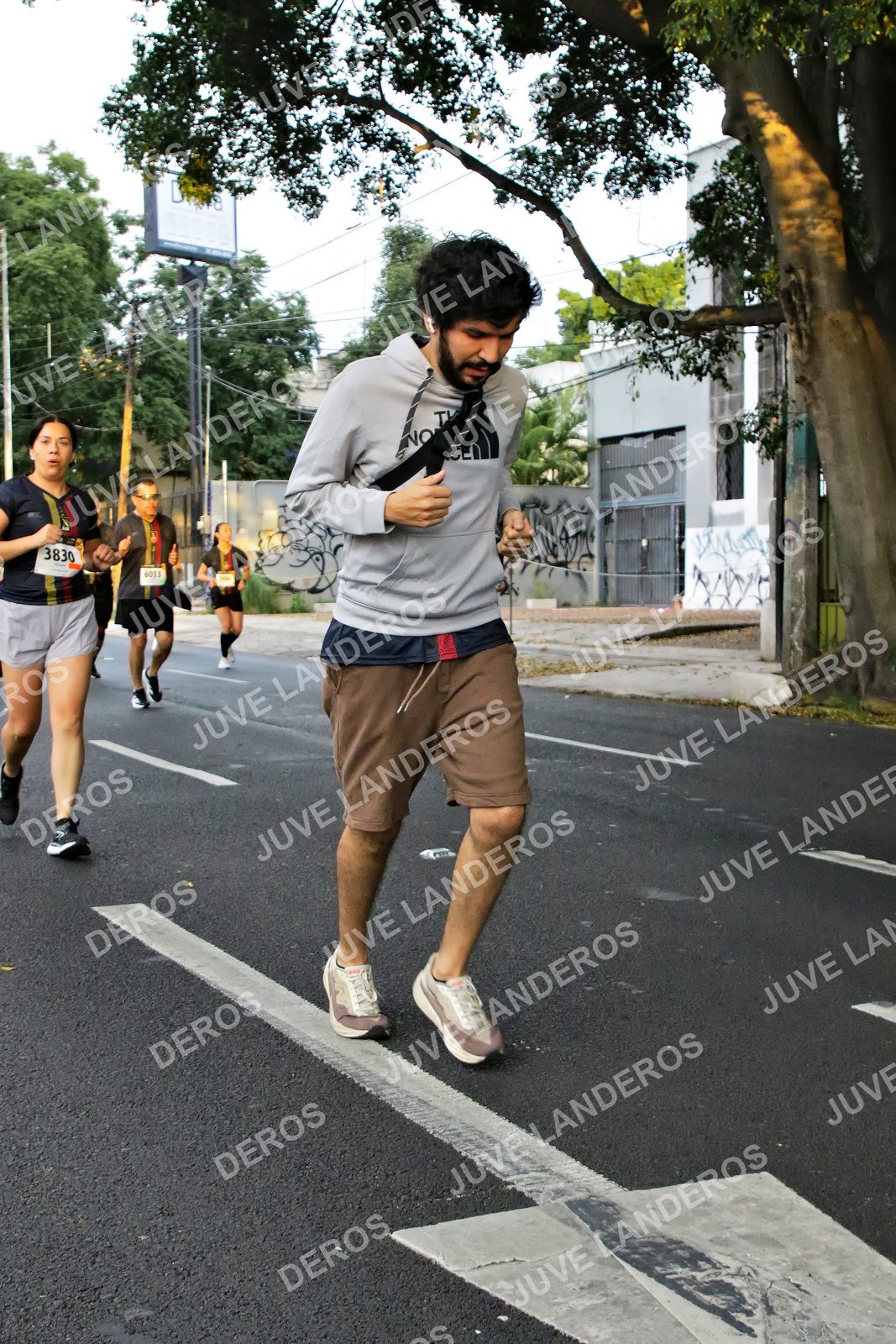 Foto de la X Carrera Leones Negros Red Cola 2026 en Rectoría General de la UdeG, Av. Juárez 976 (meta en Av. Enrique Díaz de León y Pedro Moreno), Guadalajara a las 05:07 · dorsal 3830