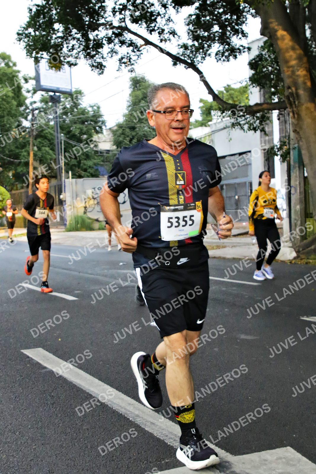 Foto de la X Carrera Leones Negros Red Cola 2026 en Rectoría General de la UdeG, Av. Juárez 976 (meta en Av. Enrique Díaz de León y Pedro Moreno), Guadalajara a las 05:08 · dorsal 5355, 564