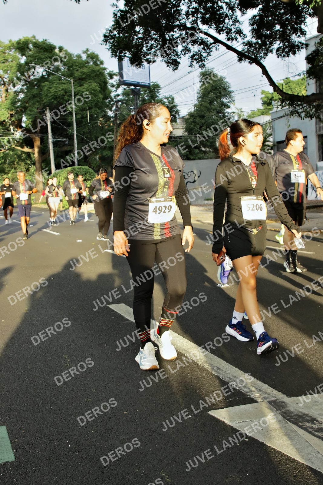 Foto de la X Carrera Leones Negros Red Cola 2026 en Rectoría General de la UdeG, Av. Juárez 976 (meta en Av. Enrique Díaz de León y Pedro Moreno), Guadalajara a las 07:25 · dorsal 5206, 4929