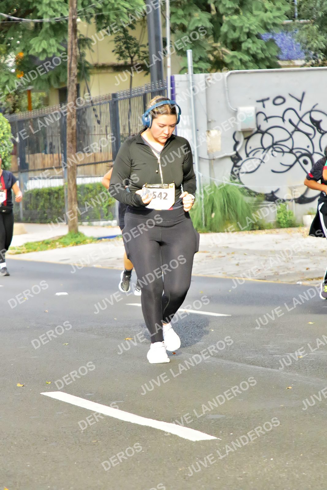 Foto de la X Carrera Leones Negros Red Cola 2026 en Rectoría General de la UdeG, Av. Juárez 976 (meta en Av. Enrique Díaz de León y Pedro Moreno), Guadalajara a las 08:12 · dorsal 542