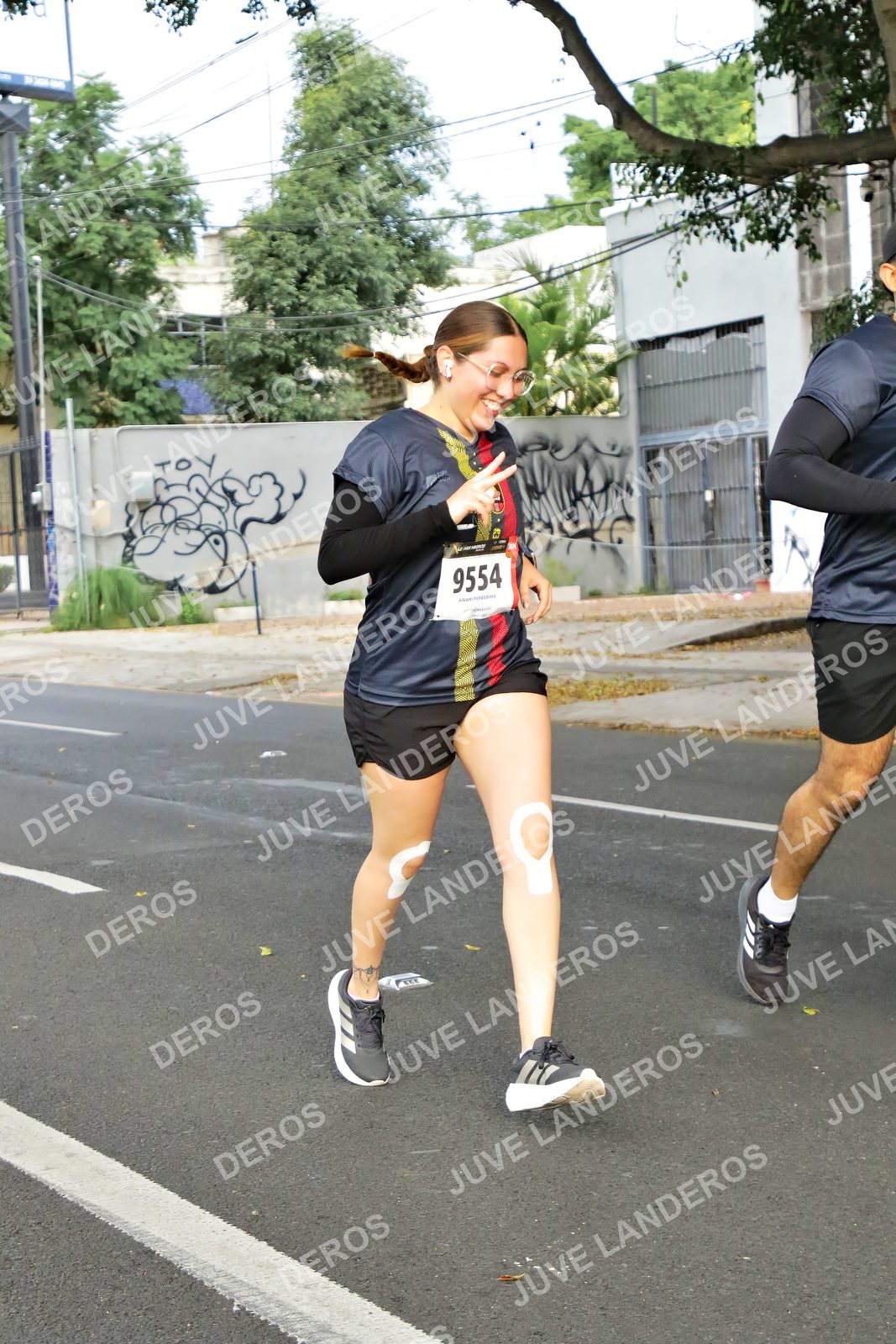Foto de la X Carrera Leones Negros Red Cola 2026 en Rectoría General de la UdeG, Av. Juárez 976 (meta en Av. Enrique Díaz de León y Pedro Moreno), Guadalajara a las 08:19 · dorsal 9554