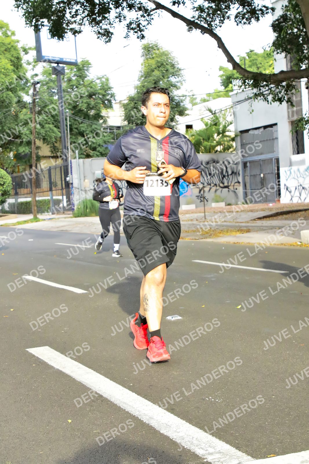 Foto de la X Carrera Leones Negros Red Cola 2026 en Rectoría General de la UdeG, Av. Juárez 976 (meta en Av. Enrique Díaz de León y Pedro Moreno), Guadalajara a las 08:11 · dorsal 12135