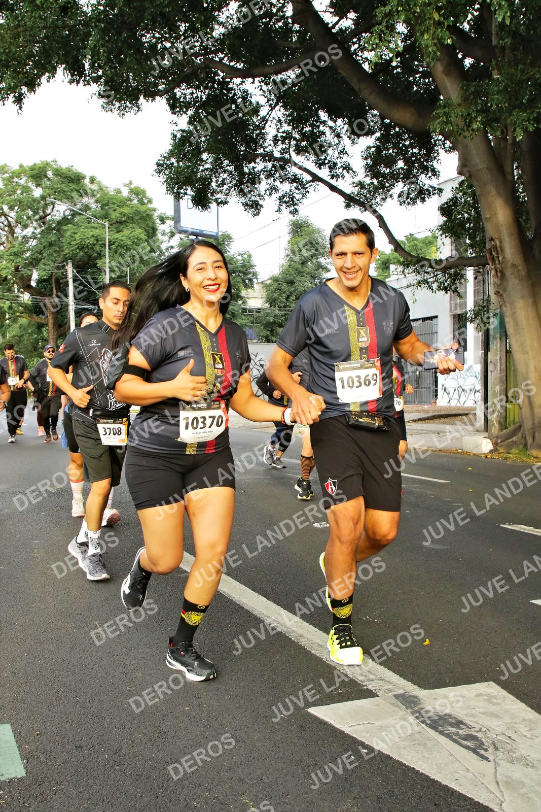Foto de la X Carrera Leones Negros Red Cola 2026 en Rectoría General de la UdeG, Av. Juárez 976 (meta en Av. Enrique Díaz de León y Pedro Moreno), Guadalajara a las 07:21 · dorsal 10370, 10369, 3708