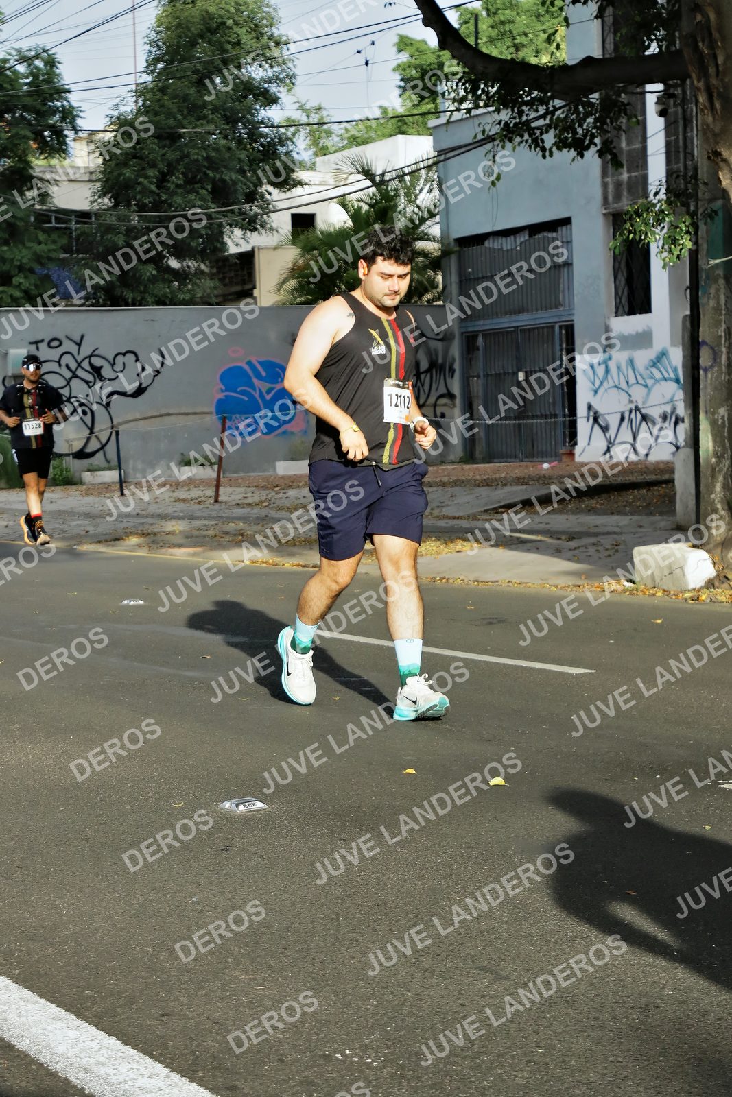 Foto de la X Carrera Leones Negros Red Cola 2026 en Rectoría General de la UdeG, Av. Juárez 976 (meta en Av. Enrique Díaz de León y Pedro Moreno), Guadalajara a las 08:01 · dorsal 11528, 12112