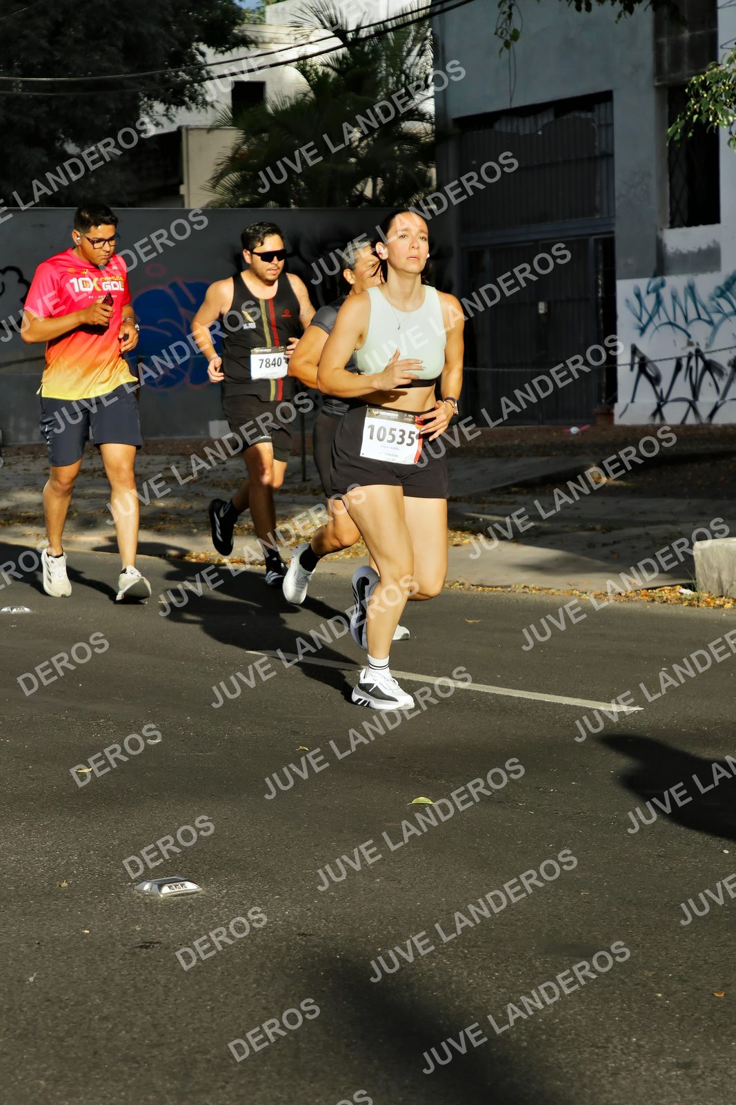 Foto de la X Carrera Leones Negros Red Cola 2026 en Rectoría General de la UdeG, Av. Juárez 976 (meta en Av. Enrique Díaz de León y Pedro Moreno), Guadalajara a las 07:56 · dorsal 10535, 7840, 100