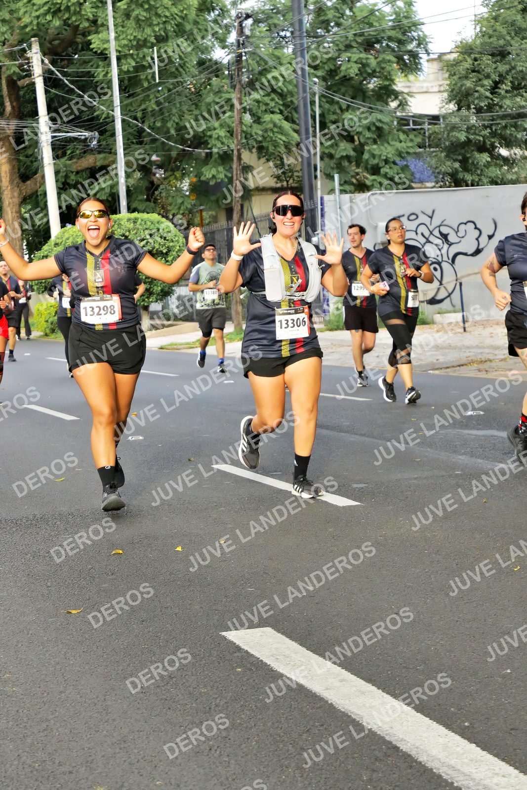 Foto de la X Carrera Leones Negros Red Cola 2026 en Rectoría General de la UdeG, Av. Juárez 976 (meta en Av. Enrique Díaz de León y Pedro Moreno), Guadalajara a las 08:07 · dorsal 13298, 13306, 1299